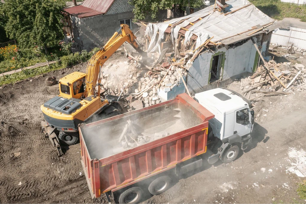 Вывоз мусора после сноса зданий с выездом в Новомосковске в октябре