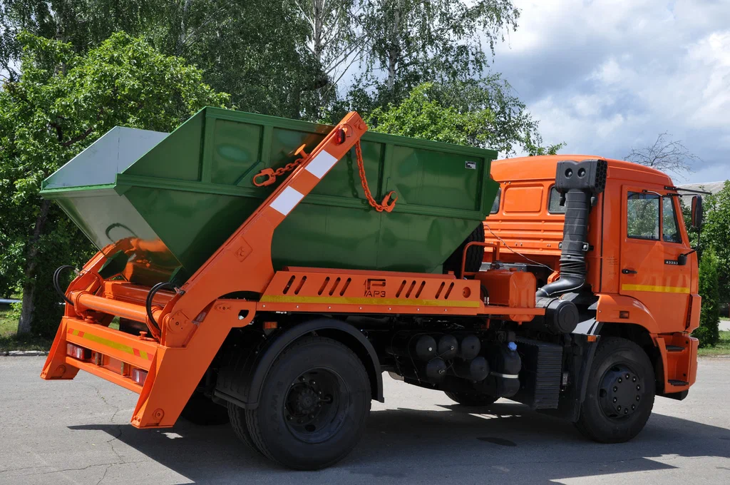 Заказ бункеровоза для вывоза мусора и отходов в Новомосковске в октябре