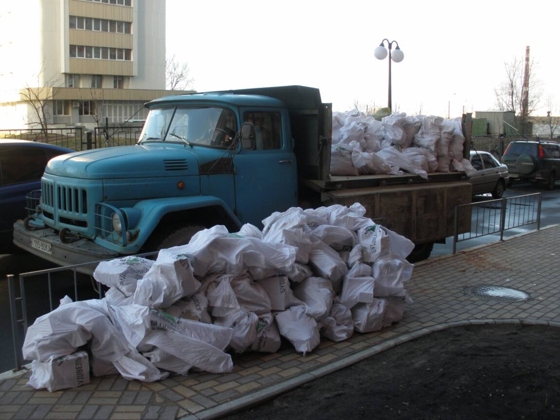 Вывоз мусора ЗИЛом в Новомосковске от ПроМусор: аренда самосвала ЗИЛ от 2323 руб