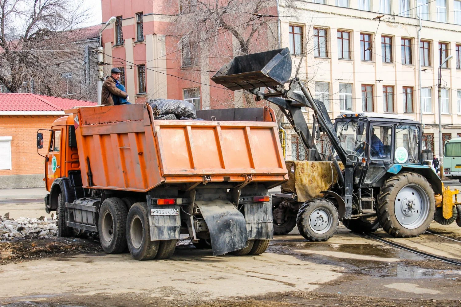 Вывоз мусора Камазом в Новомосковске – аренда и заказ Камаза 10 тонн от 2426 руб. в ПроМусор
