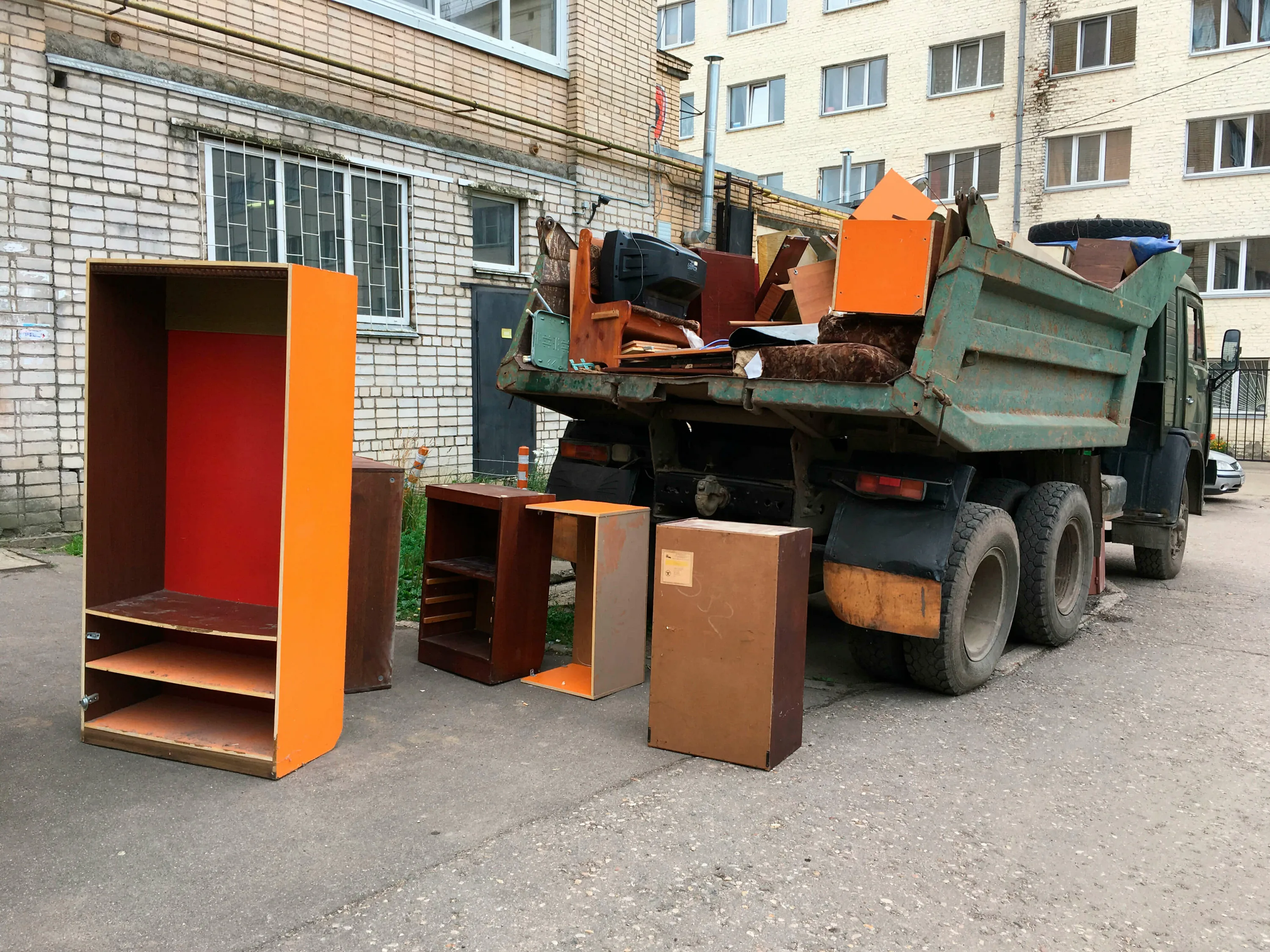 Утилизация старой мебели с вывозом и разбором в Новомосковске в октябре