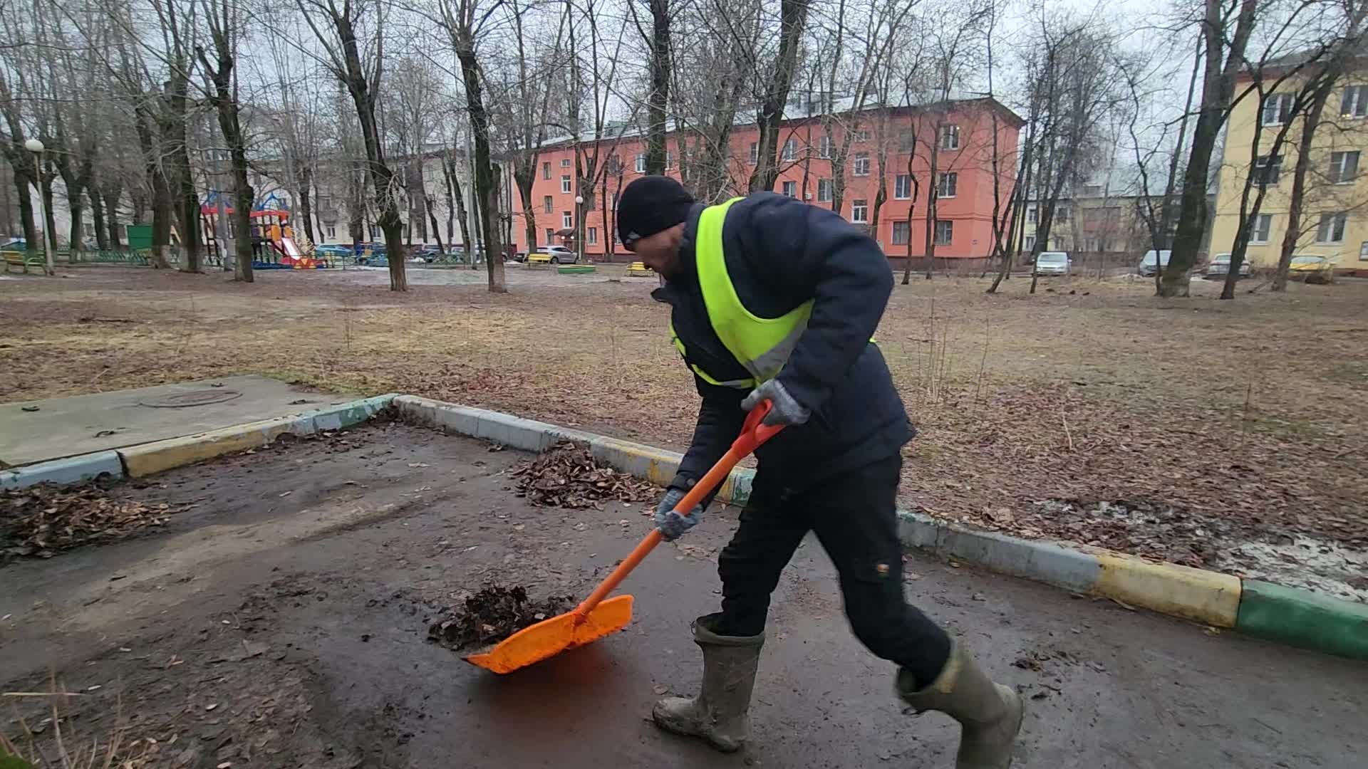 Уборка территорий в Новомосковске в октябре