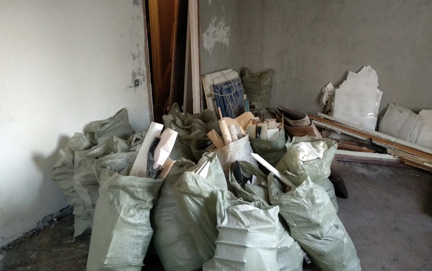 Уборка строительного мусора с вывозом и утилизацией в Новомосковске в октябре