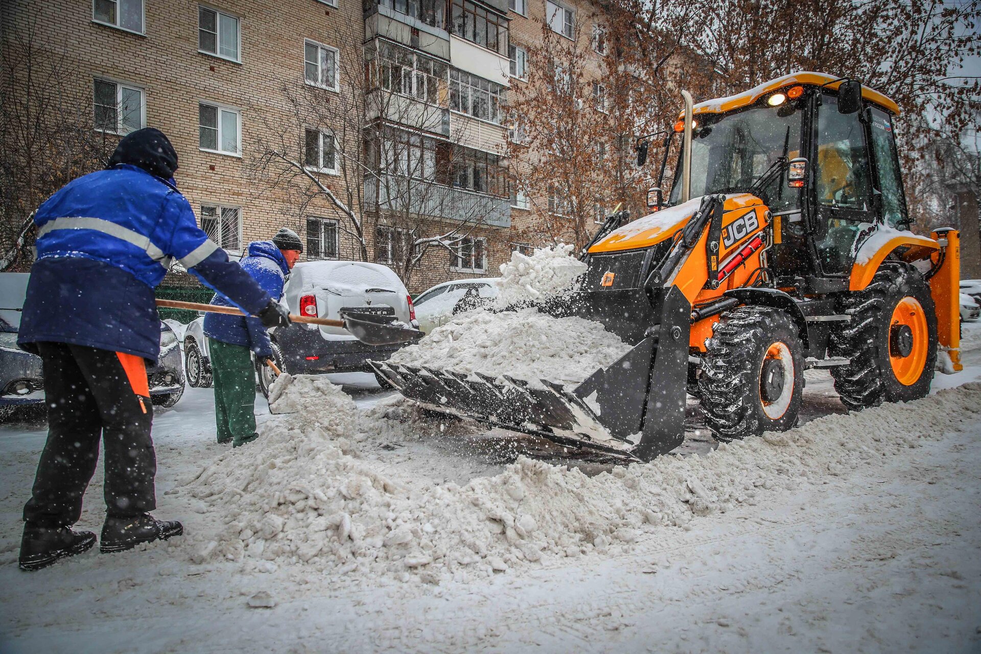 Очистка дворов от снега и наледи в Новомосковске — уборка снега, трактор и ручная, цены от 516 руб. | ПроМусор