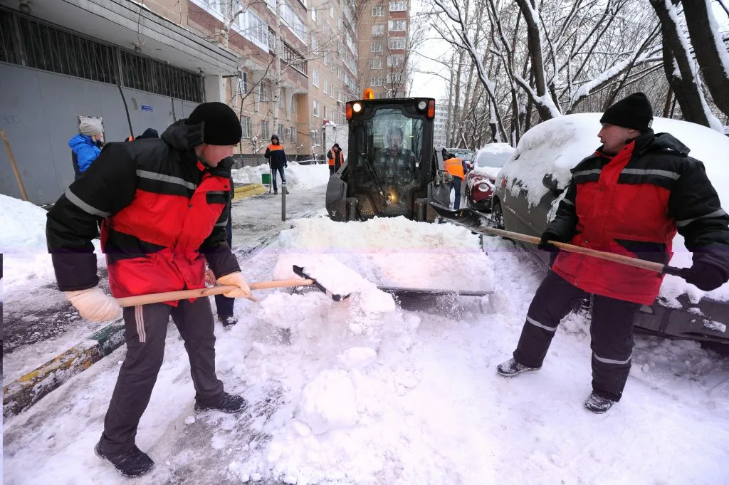 Очистка дворов от снега с гарантией результата в Новомосковске в октябре
