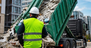 Вывоз строительного мусора в Новомосковске: услуги лицензированной компании — ПроМусор